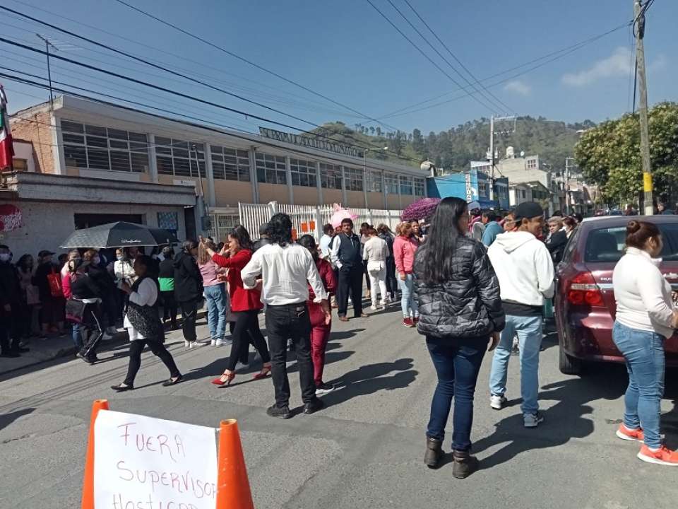 Protestan padres y docentes de primaria de Santiago Miltepec, Toluca