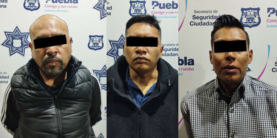Policía municipal de Puebla detuvo a tres hombres por delitos contra la salud y el posible robo de una camioneta