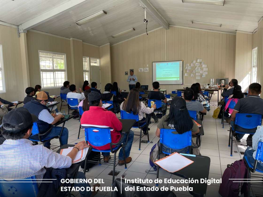 Organizan estudiantes del IEDEP taller en uso y manejo de drones topográficos en Xicotepec