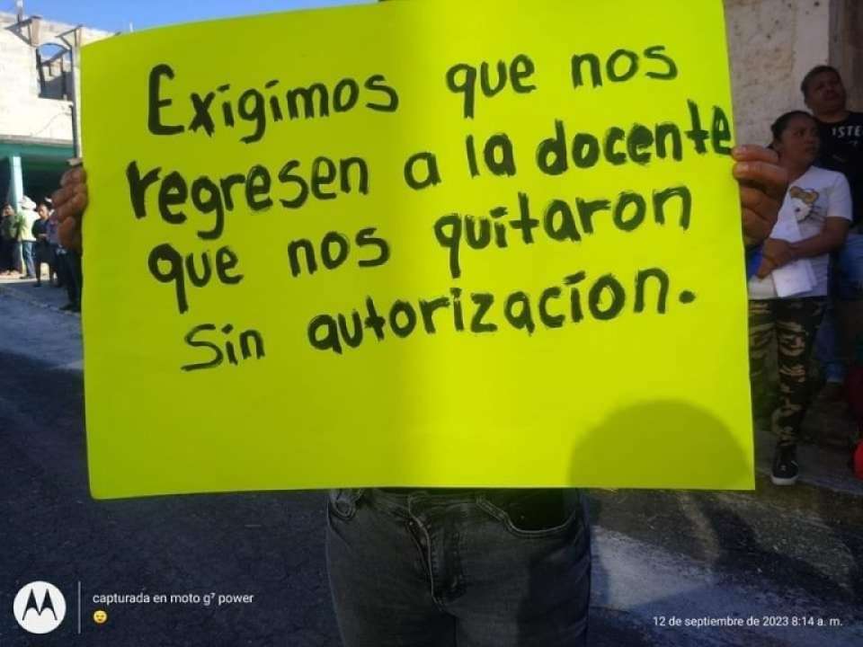 Manifestación en Tlacuilotepec por falta de maestros