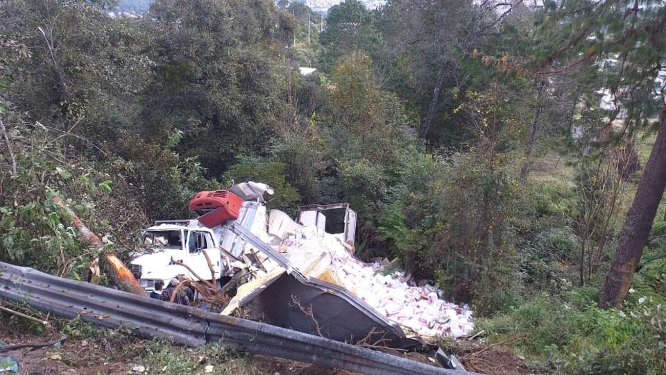 Desata rapiña volcadura de camión con despensas en Huauchinango.