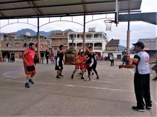Impulsan indígenas antorchistas liga de basquetbol para veteranos