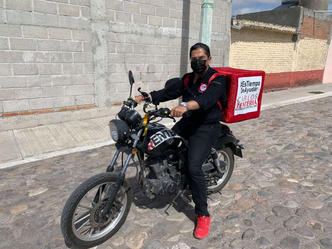 Incursiona Carlos Rentería de repartidor en moto